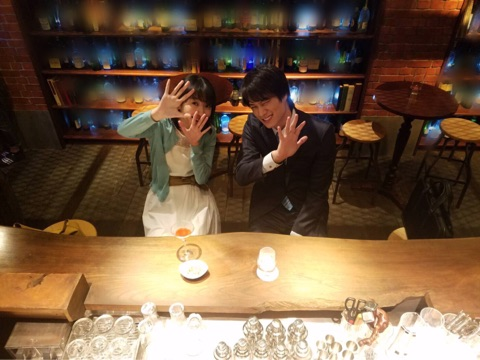 女優の波瑠(25)主演の連続ドラマ『あなたのことはそれほど』(TBS系列)に出演中の劇団EXILE・鈴木伸之(24)が12日、自身のブログを更新。美都(波瑠)とBARで密会